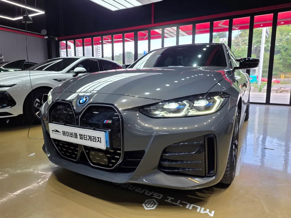 BMW i4 Steering Wheel Customization Review — Enhanced Interior photo 1