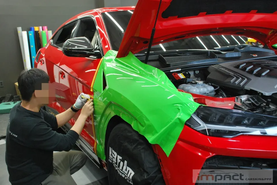 Lamborghini Urusのカーラッピング事例|リザードグリーン 施工写真 1-2