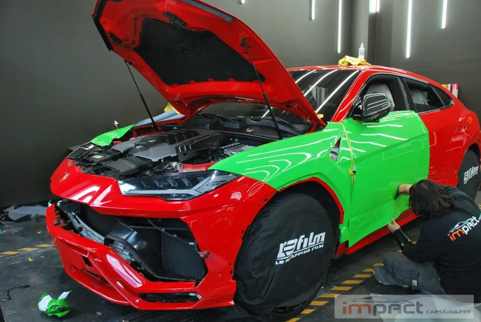Lamborghini Urusのカーラッピング事例|リザードグリーン 施工写真 2-2