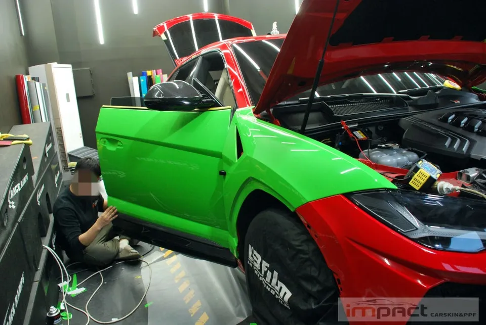 Lamborghini Urusのカーラッピング事例|リザードグリーン 施工写真 1-3