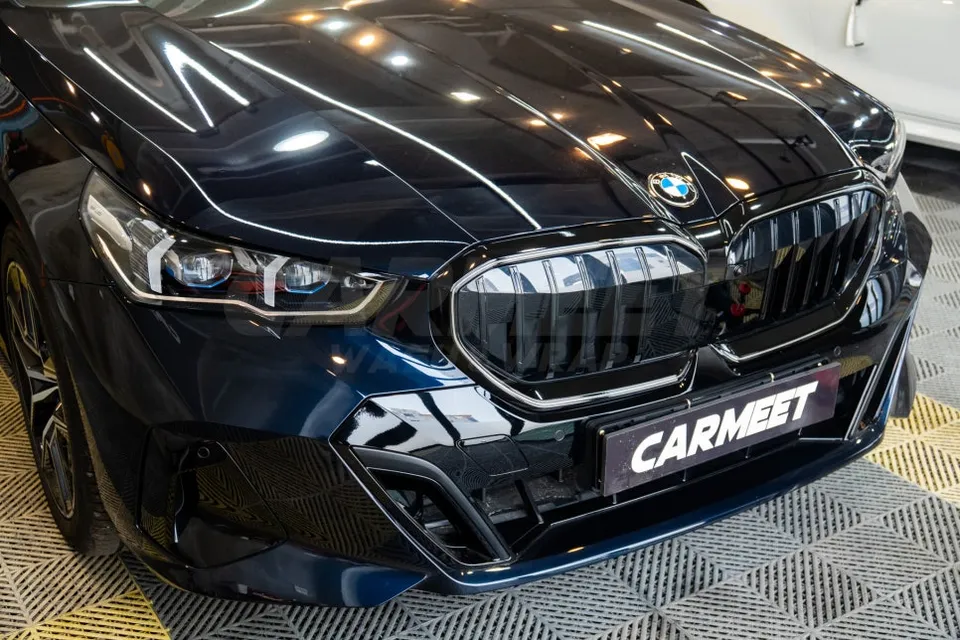 BMW G60 カーラッピング事例｜クロームグリルをブラックに 施工写真 3-3
