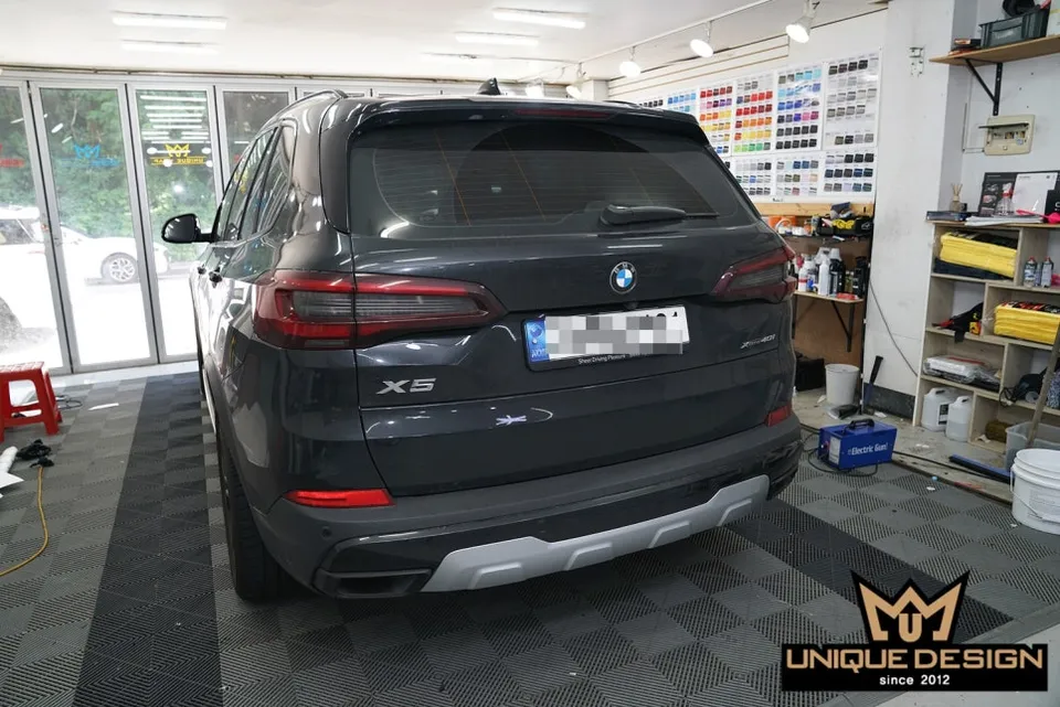 BMW X5のカーラッピング事例:クロームパーツのブラックアウト 施工写真 3-1
