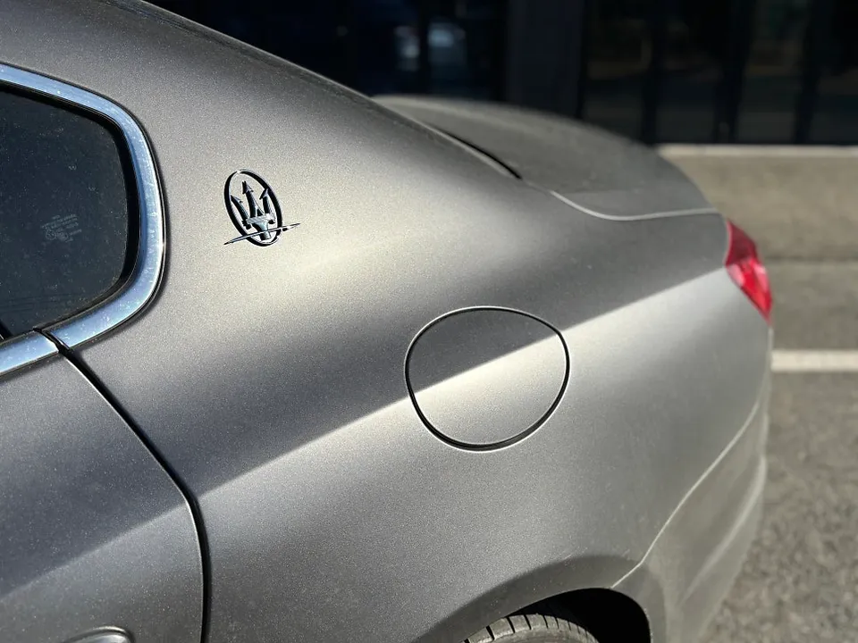 Maserati Quattroporteのカーラッピング事例|費用目安・仕上がり 施工写真 1-1