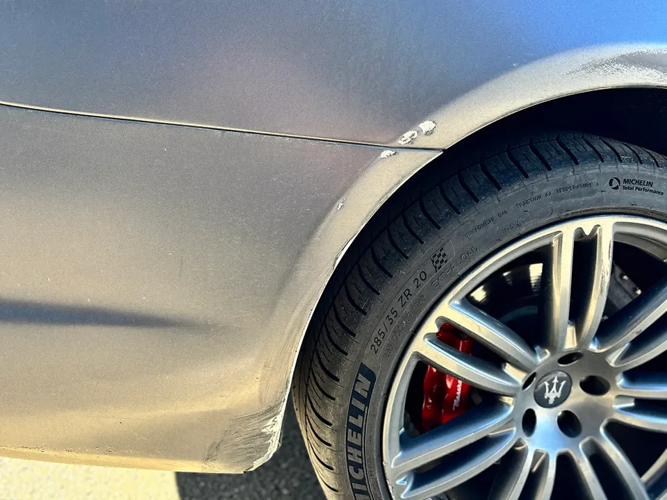 Maserati Quattroporteのカーラッピング事例|費用目安・仕上がり 施工写真 3-1