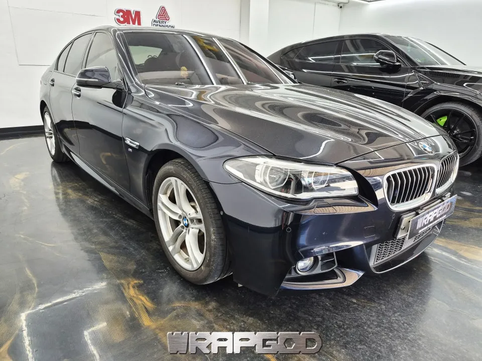 BMW 5 Series F10のカーラッピング事例:無光カーボンで高級感UP 施工写真 3-1