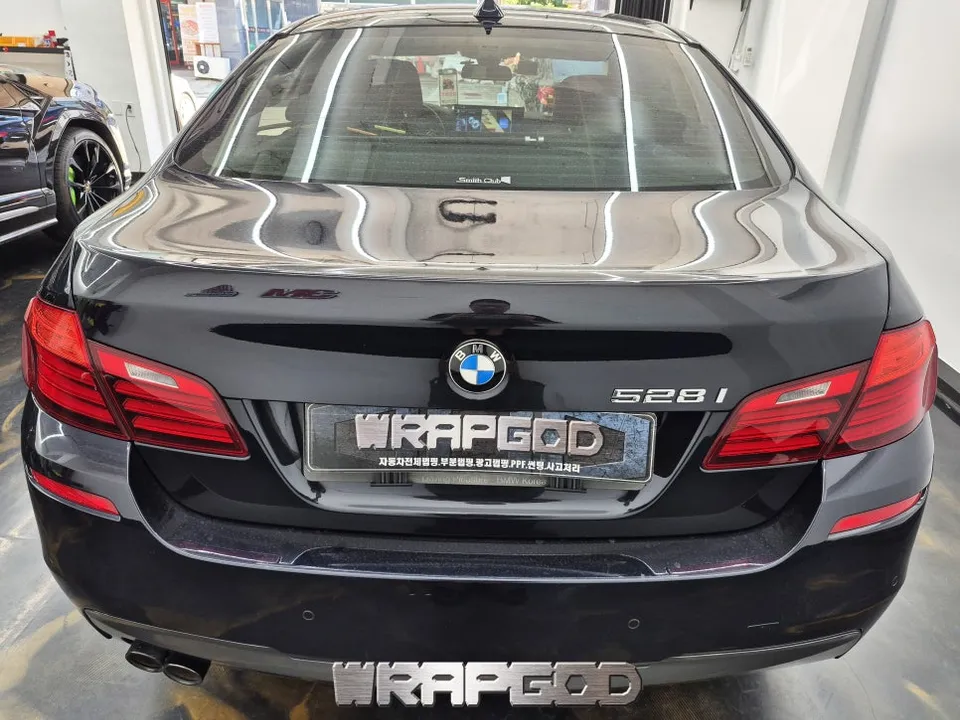 BMW 5 Series F10のカーラッピング事例:無光カーボンで高級感UP 施工写真 1-2