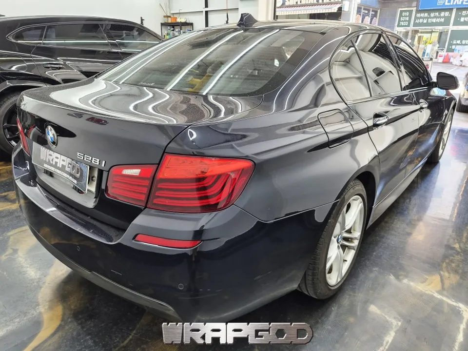 BMW 5 Series F10のカーラッピング事例:無光カーボンで高級感UP 施工写真 2-2