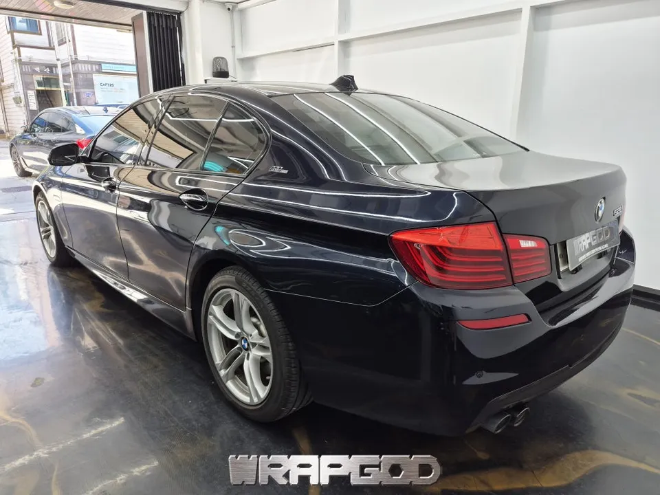 BMW 5 Series F10のカーラッピング事例:無光カーボンで高級感UP 施工写真 3-2