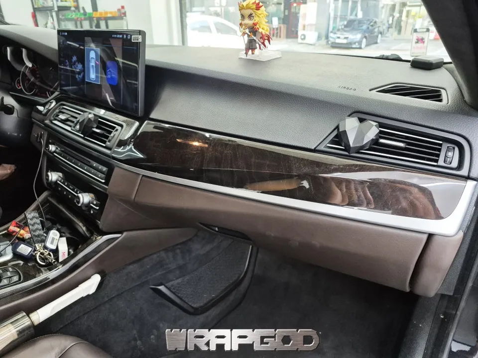 BMW 5 Series F10のカーラッピング事例:無光カーボンで高級感UP 施工写真 1-3