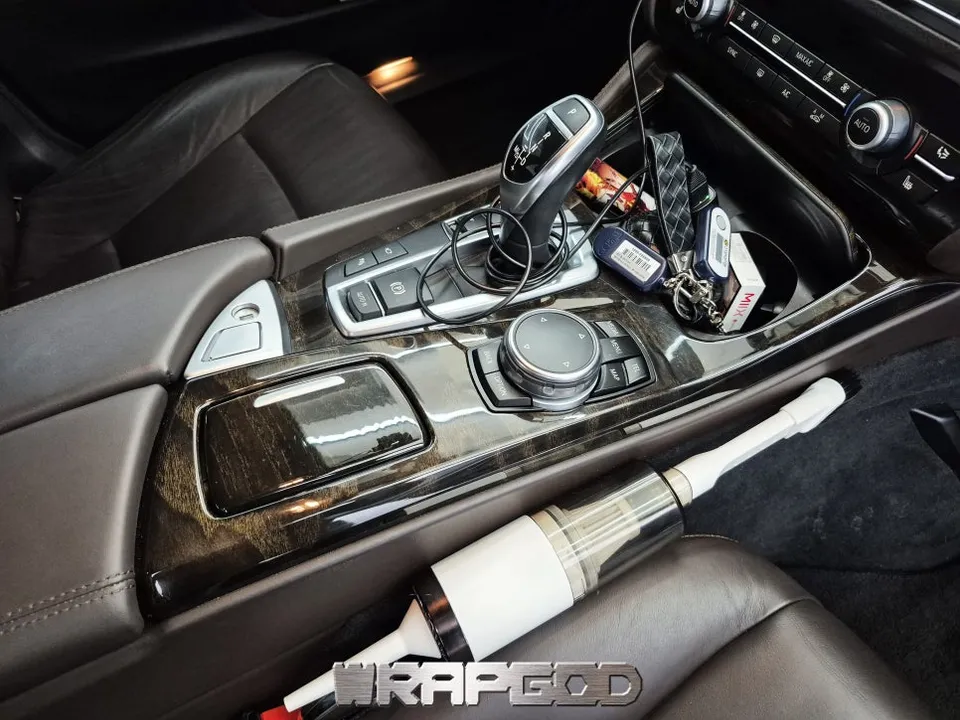 BMW 5 Series F10のカーラッピング事例:無光カーボンで高級感UP 施工写真 2-3