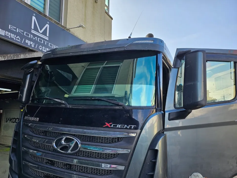 Hyundai XCIENTのカーフィルム施工事例 施工写真 2-2