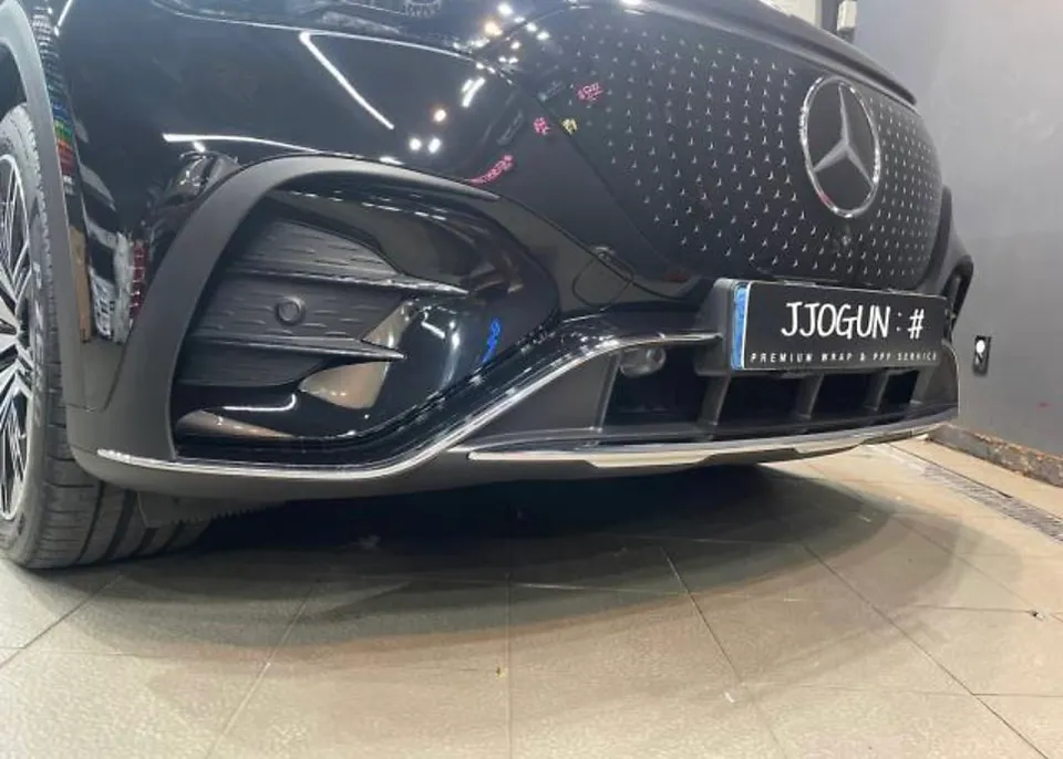 Mercedes-Benz EQEのカーラッピング事例|クローム除去で印象激変 施工写真 1-2
