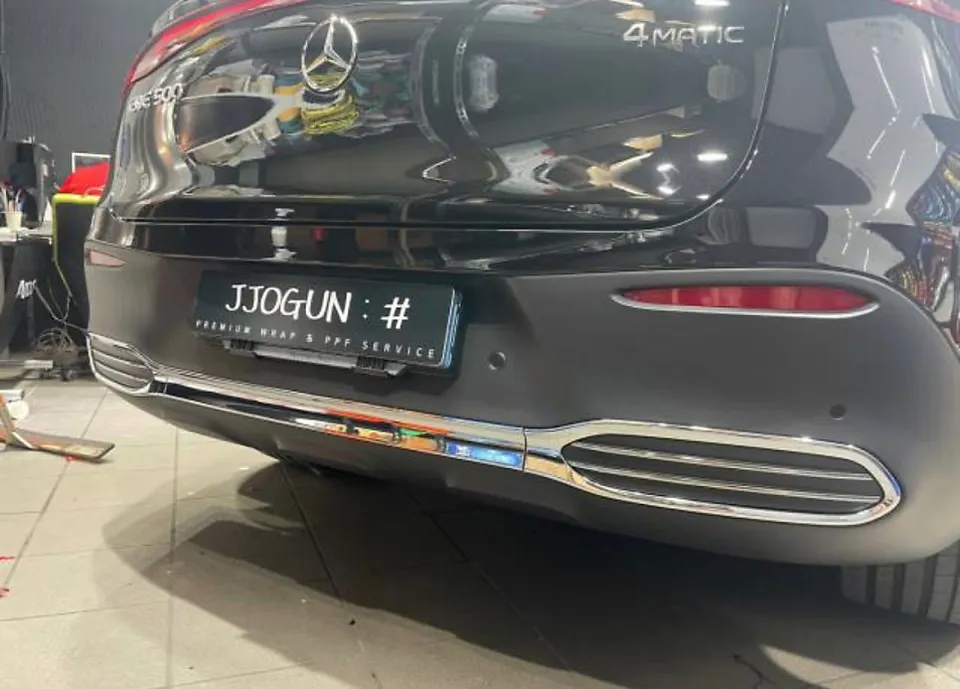Mercedes-Benz EQEのカーラッピング事例|クローム除去で印象激変 施工写真 2-2