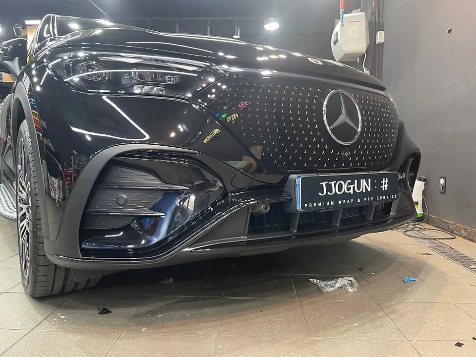 Mercedes-Benz EQEのカーラッピング事例|クローム除去で印象激変 施工写真 3-2