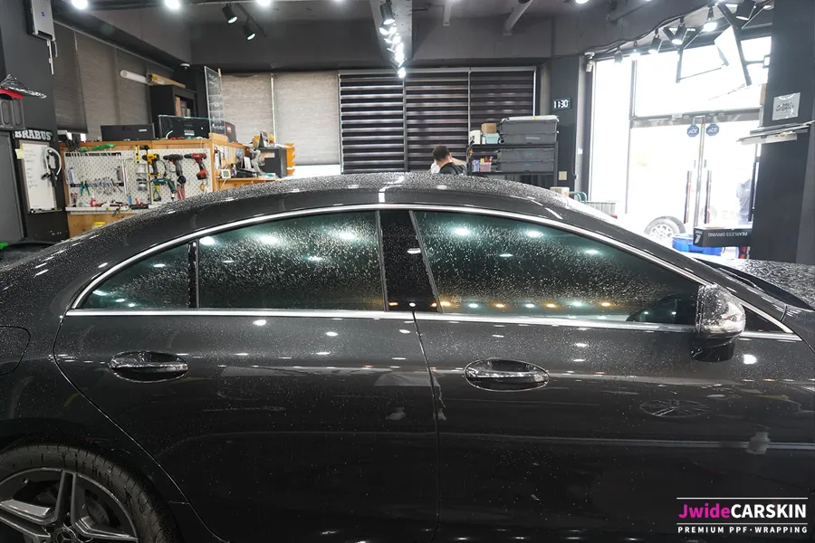 Mercedes-Benzのカーフィルム施工事例 施工写真 3-1