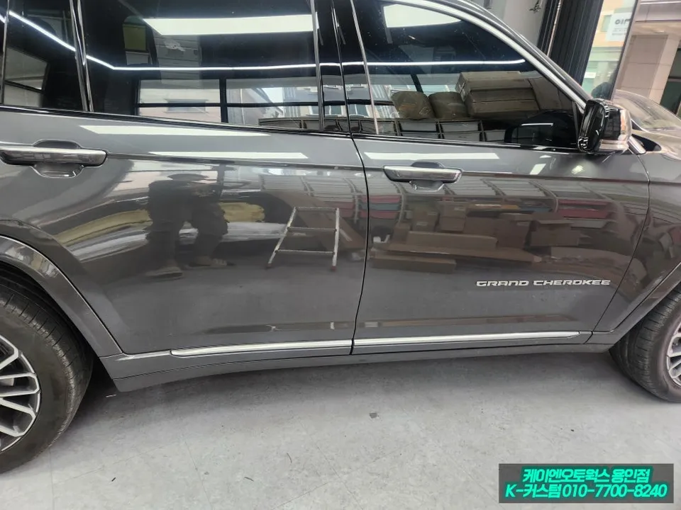 Jeep Grand Cherokee body kit - Jeep Grand Cherokee Side Steps Review — Enhanced Accessibility photo 3