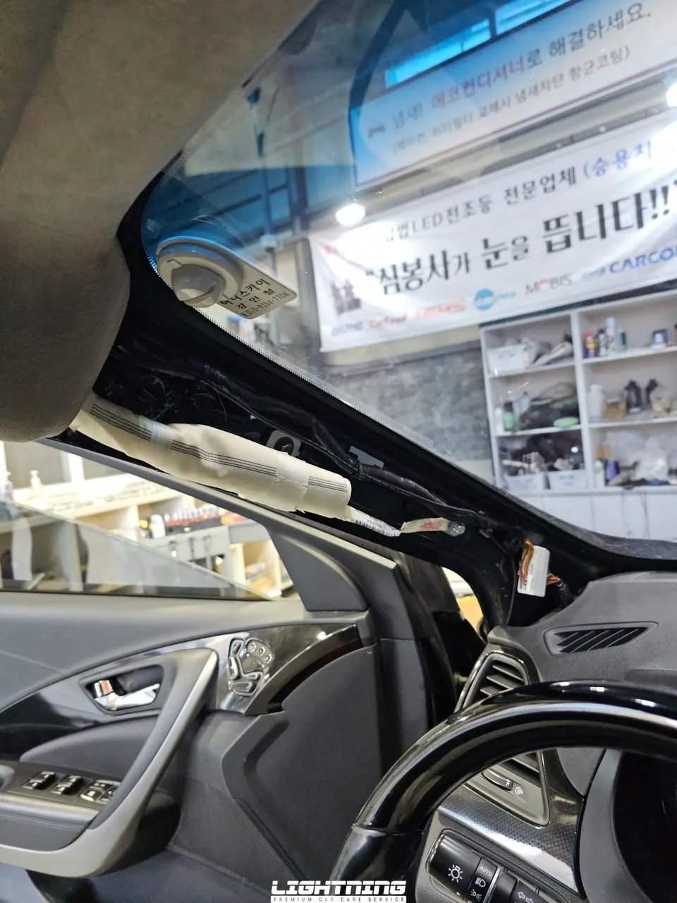 Hyundai Azeraのドライブレコーダー取付事例 施工写真 2-2