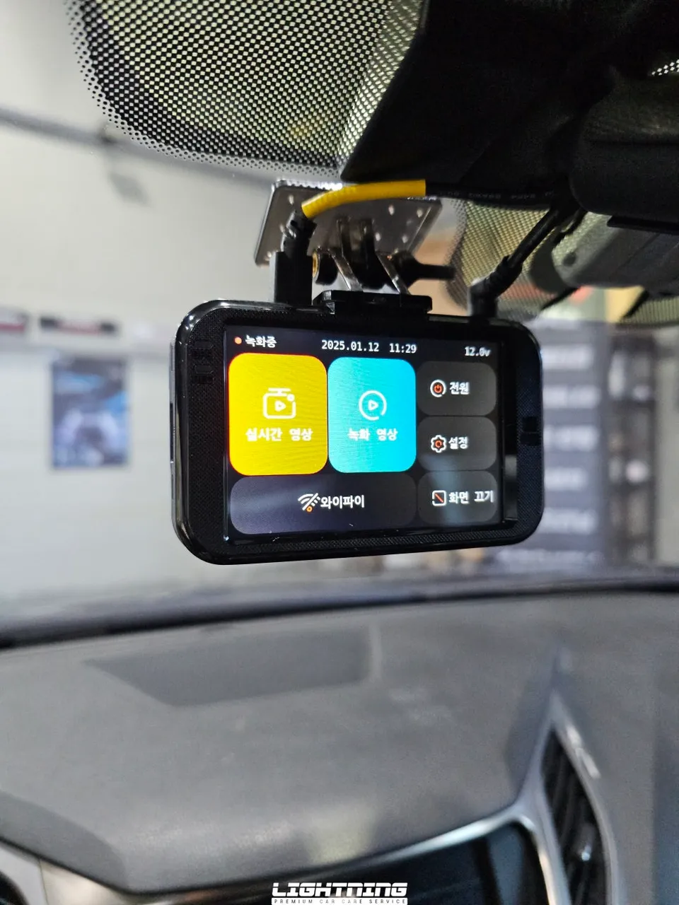 Hyundai Azeraのドライブレコーダー取付事例 施工写真 4-2