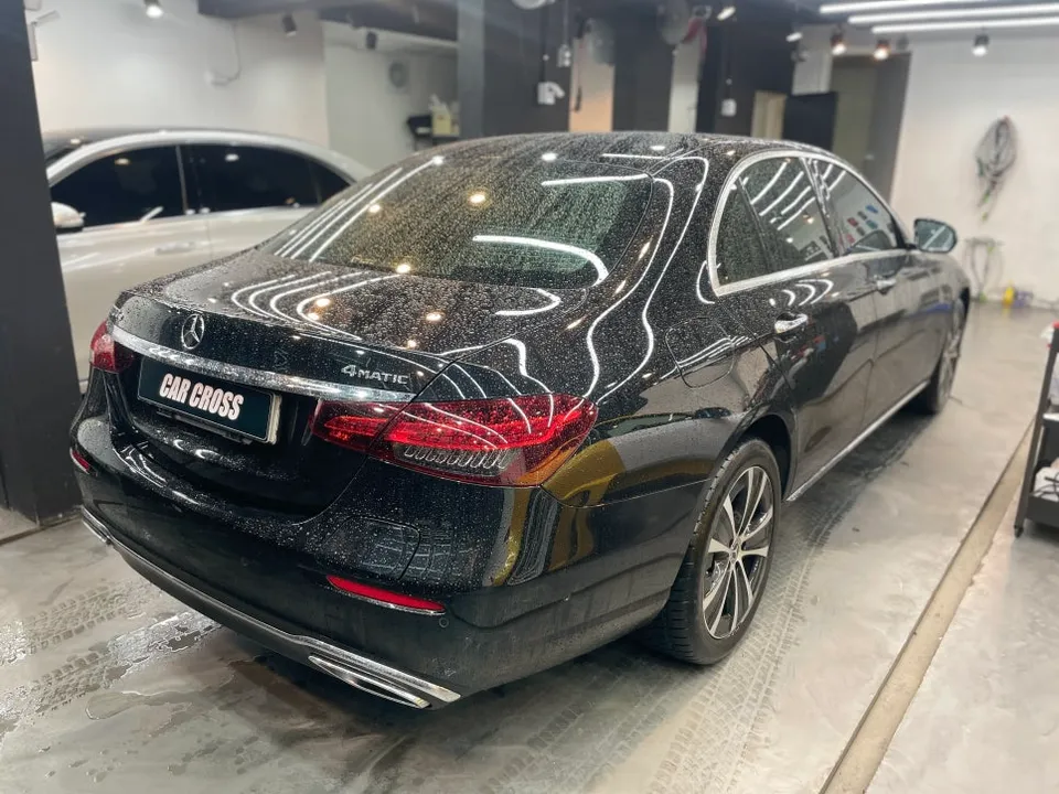 ベンツ W213 カーラッピング事例|費用目安と仕上がり 施工写真 2-1