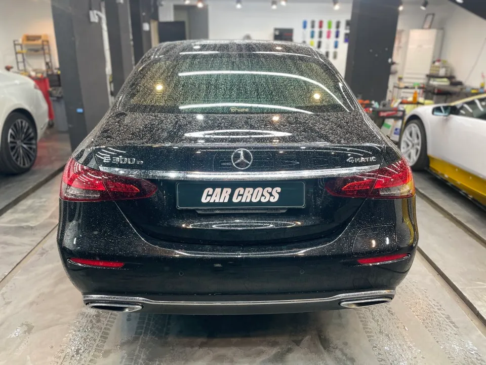 ベンツ W213 カーラッピング事例|費用目安と仕上がり 施工写真 3-1