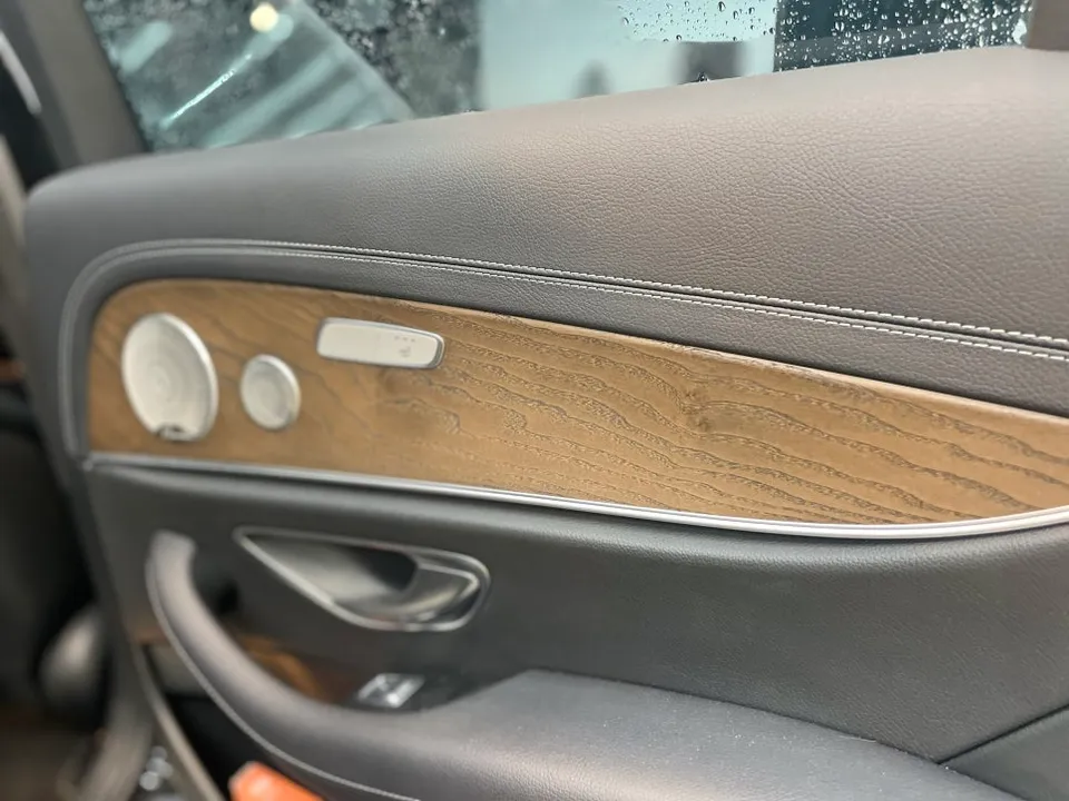 ベンツ W213 カーラッピング事例|費用目安と仕上がり 施工写真 1-2