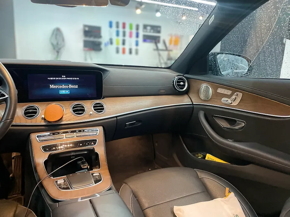 ベンツ W213 カーラッピング事例|費用目安と仕上がり 施工写真 2-2