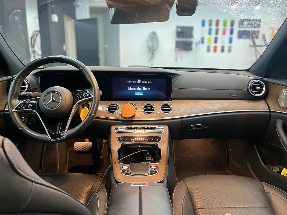 ベンツ W213 カーラッピング事例|費用目安と仕上がり 施工写真 3-2