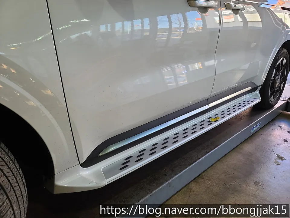 Kia Carnival KA4 body kit - Kia Carnival KA4 Body Kit Installation Review photo 4