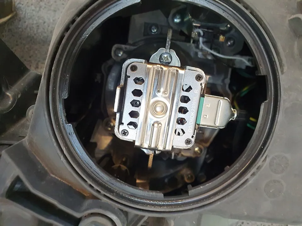 Genesis G80 lighting upgrade - Genesis G80 HID LED Headlamp & Power Trunk Upgrade Review photo 3