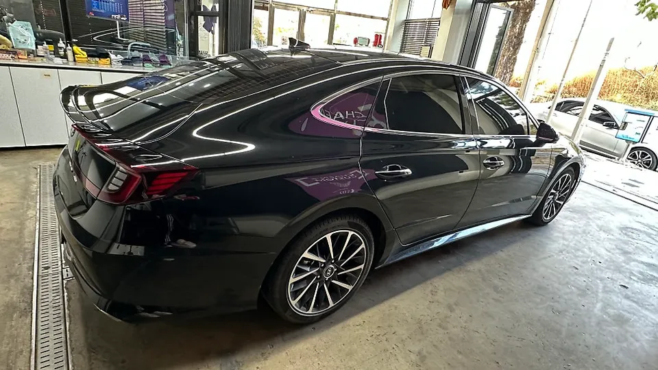 Hyundai Sonata DN8 vinyl wrap - Hyundai Sonata DN8 Vinyl Wrap Review: Chrome Delete Transformatio photo 5