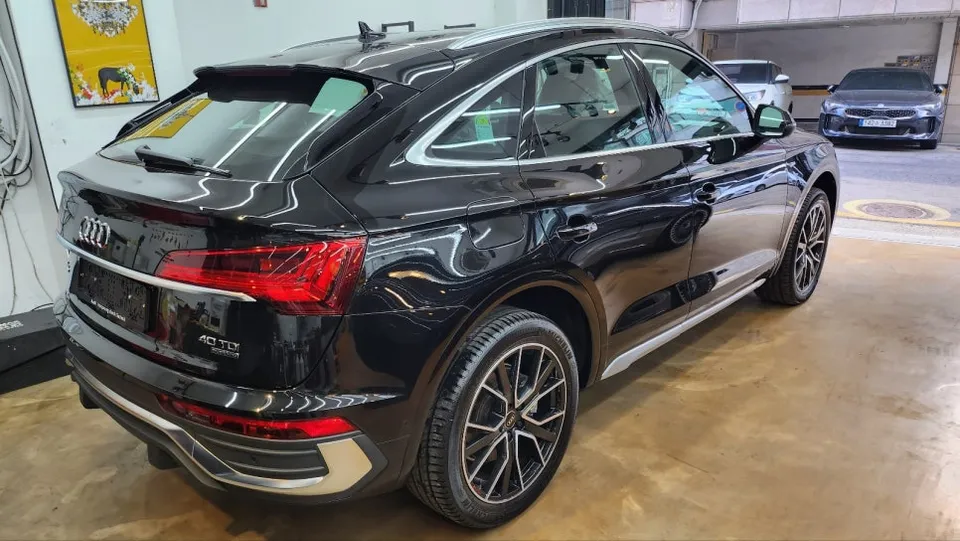 Audi Q5のカーラッピング事例｜クロームパーツのブラック化 施工写真 3-1