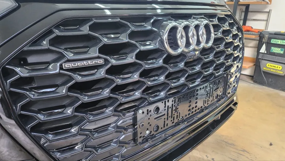 Audi Q5のカーラッピング事例｜クロームパーツのブラック化 施工写真 3-2