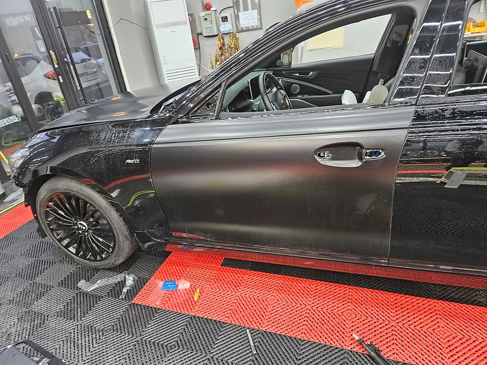 Kia K900 PPF施工事例:無光フィルムで高級感を維持 施工写真 2-2