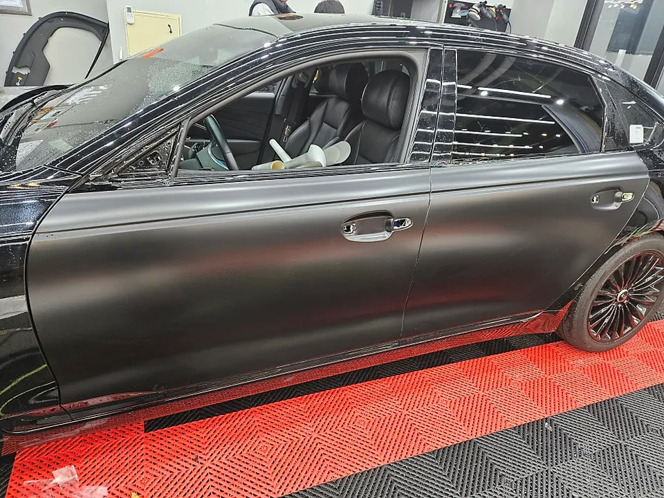 Kia K900 PPF施工事例:無光フィルムで高級感を維持 施工写真 3-2