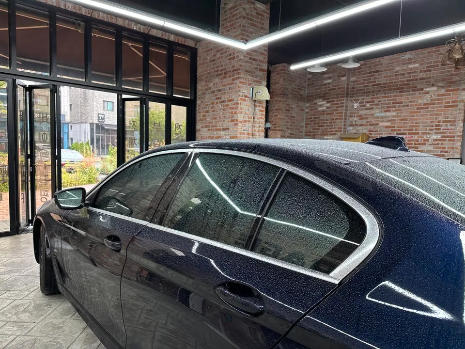 BMW 520i vinyl wrap - BMW 520i Vinyl Wrap Review: Chrome Delete for Sporty Look photo 3