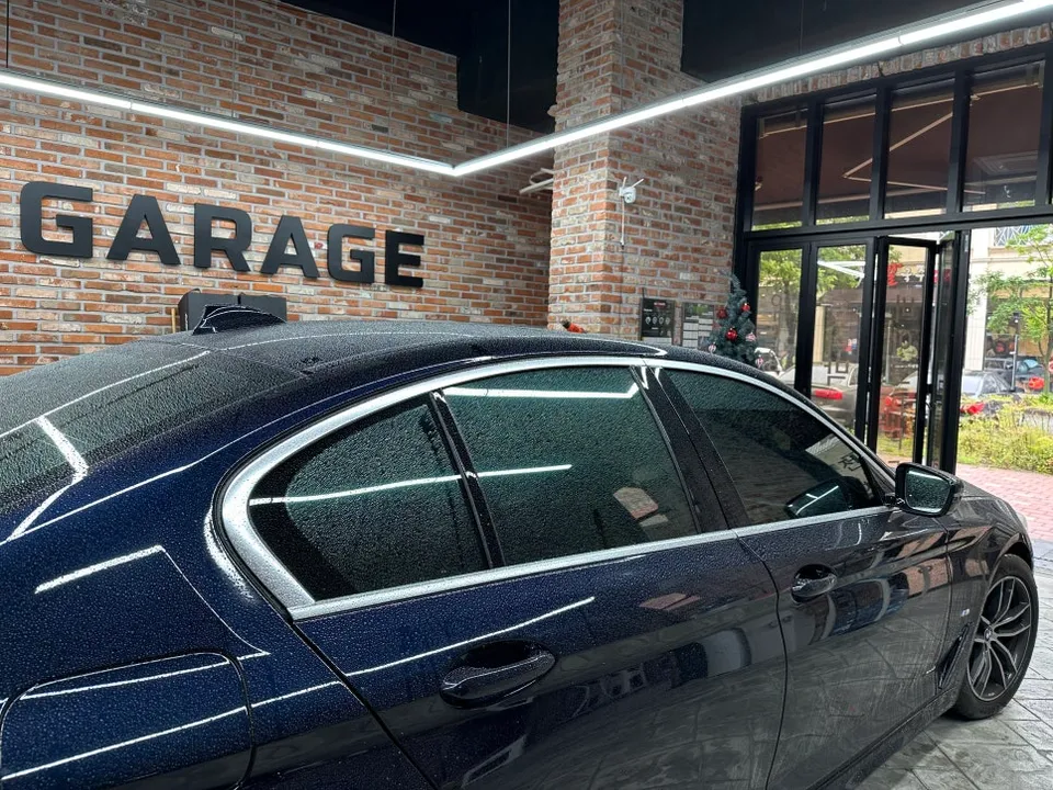 BMW 520i vinyl wrap - BMW 520i Vinyl Wrap Review: Chrome Delete for Sporty Look photo 4