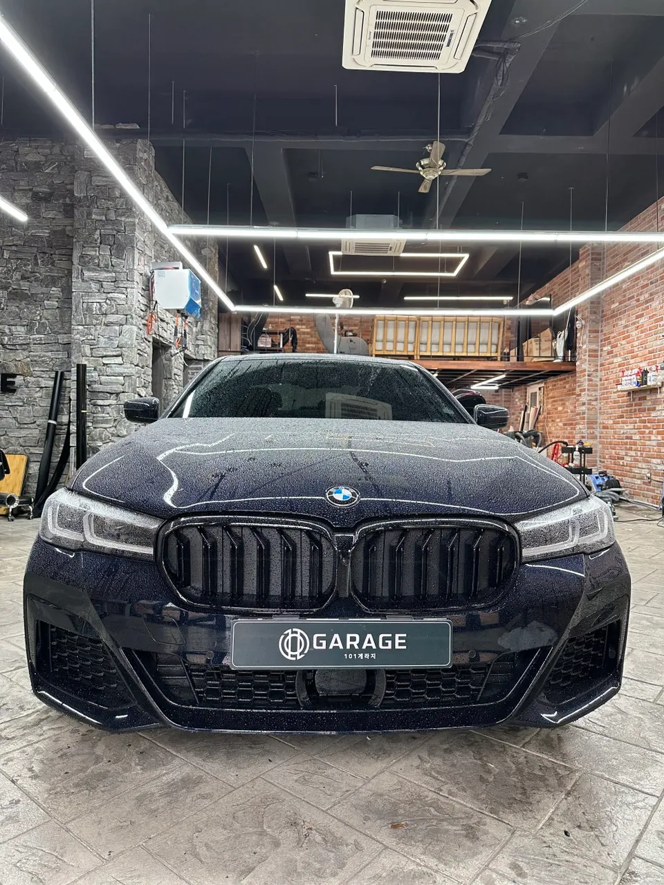 BMW 520i vinyl wrap - BMW 520i Vinyl Wrap Review: Chrome Delete for Sporty Look photo 5