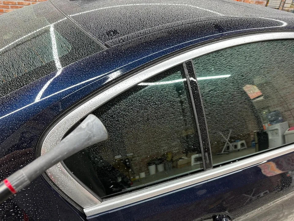 BMW 520i vinyl wrap - BMW 520i Vinyl Wrap Review: Chrome Delete for Sporty Look photo 6
