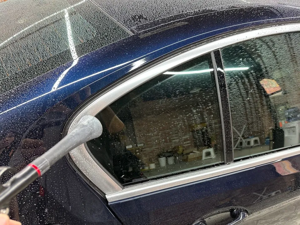 BMW 520i vinyl wrap - BMW 520i Vinyl Wrap Review: Chrome Delete for Sporty Look photo 7
