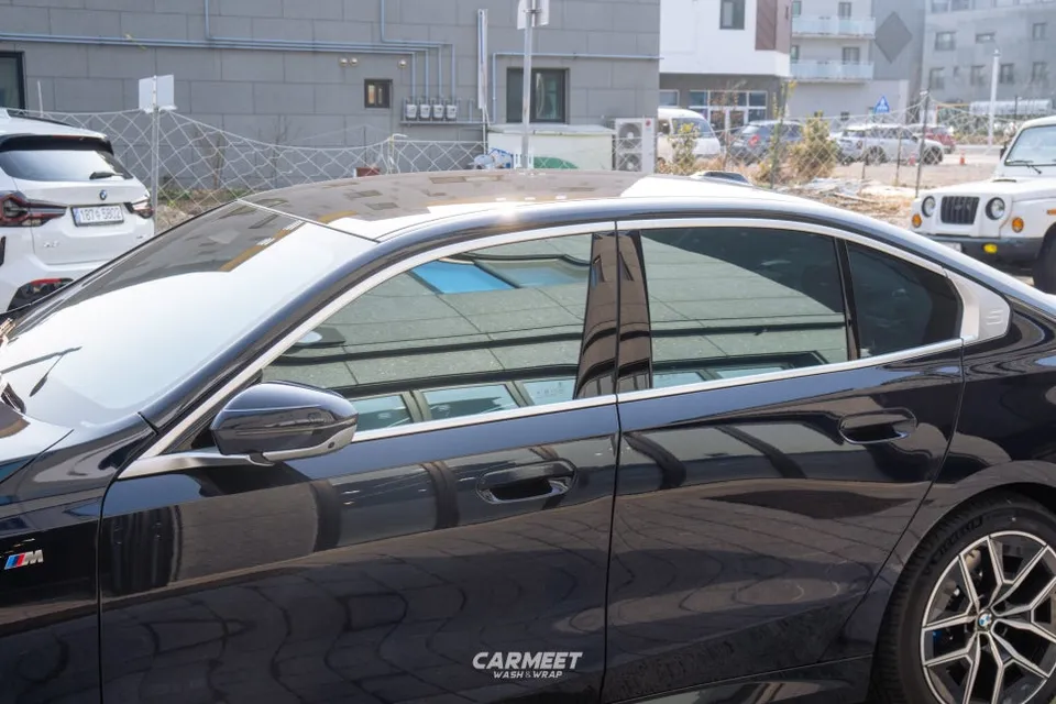 BMW 5 Series G60 vinyl wrap - BMW 5 Series G60 Vinyl Wrap Review: Blackout photo 4