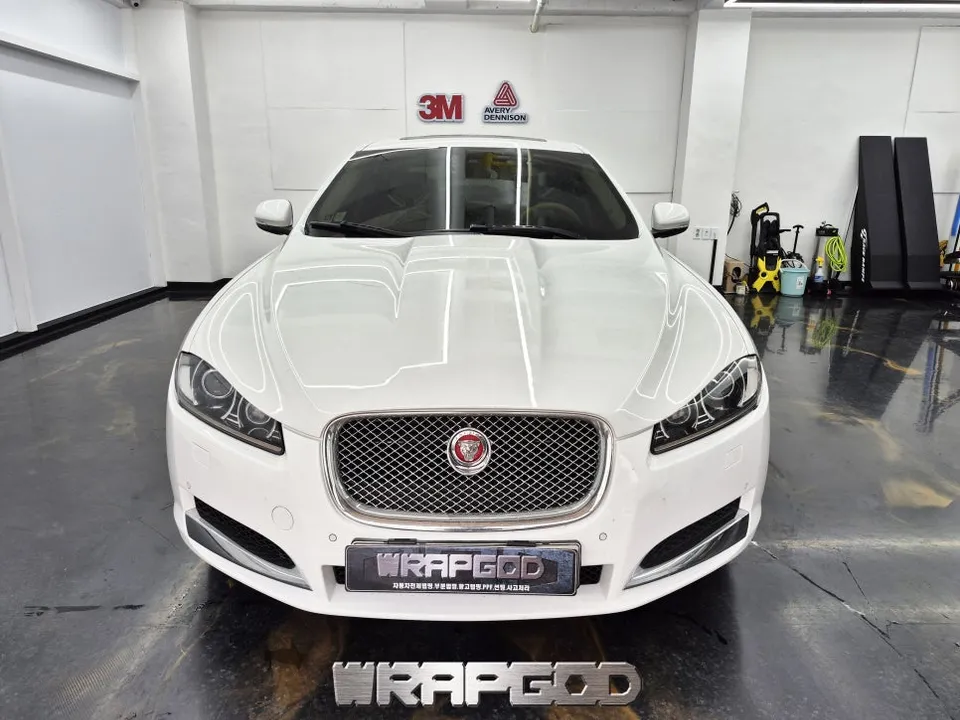 Jaguar XFのカーラッピング事例|ポルシェGTシルバー 施工写真 1-1