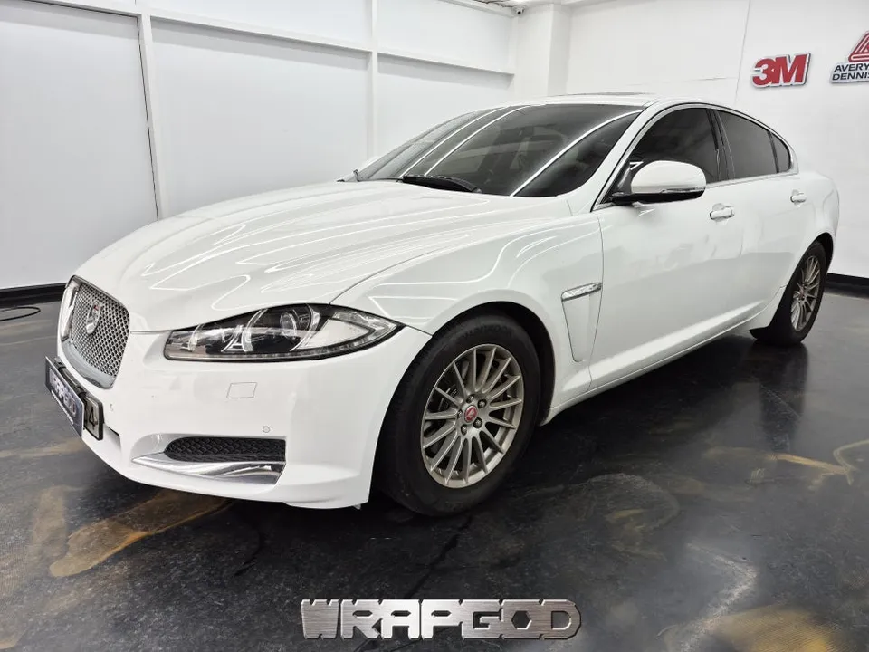 Jaguar XFのカーラッピング事例|ポルシェGTシルバー 施工写真 2-1