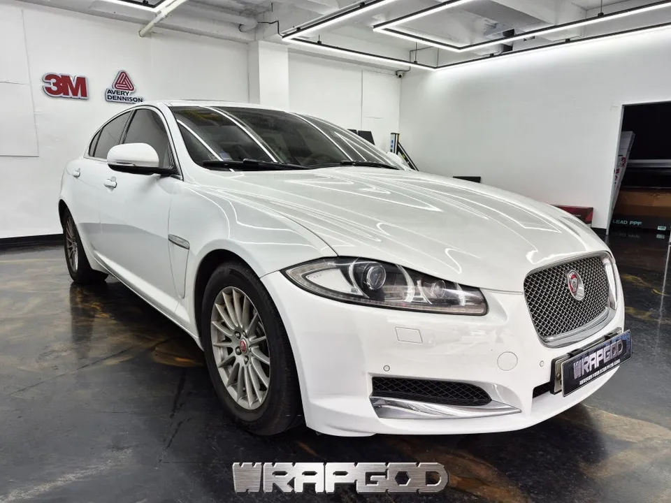 Jaguar XFのカーラッピング事例|ポルシェGTシルバー 施工写真 3-1