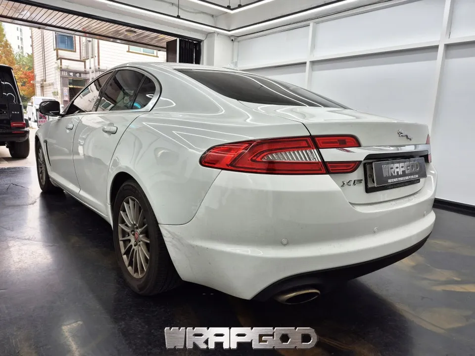 Jaguar XFのカーラッピング事例|ポルシェGTシルバー 施工写真 2-2