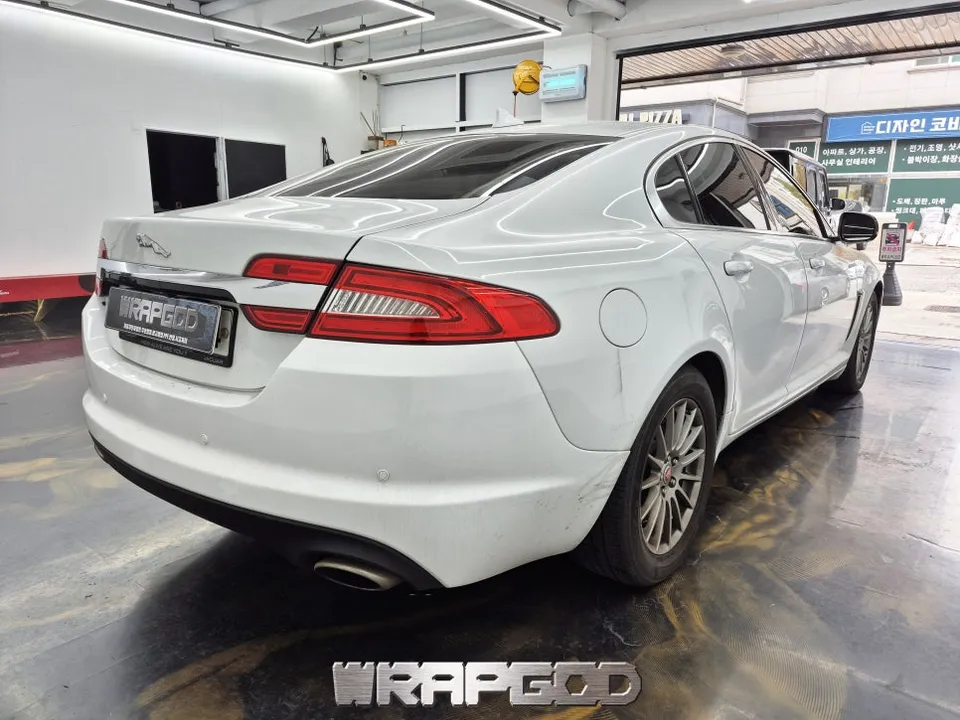 Jaguar XFのカーラッピング事例|ポルシェGTシルバー 施工写真 3-2
