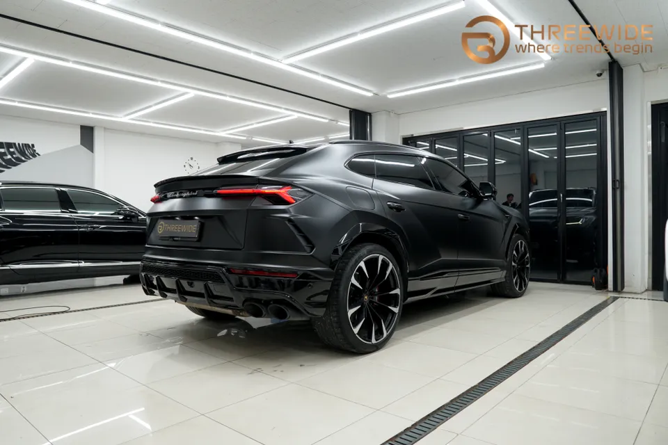 Lamborghini Urusのカーラッピング事例|サテンブラックとカーボン 施工写真 3-1