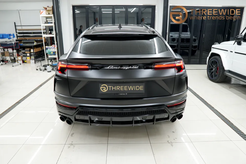 Lamborghini Urusのカーラッピング事例|サテンブラックとカーボン 施工写真 1-2