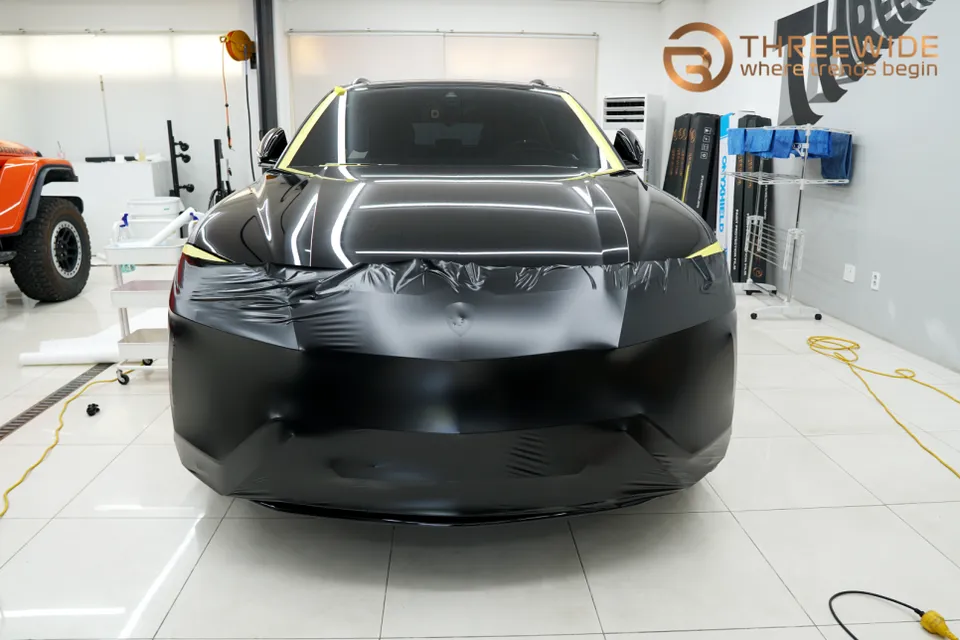Lamborghini Urusのカーラッピング事例|サテンブラックとカーボン 施工写真 2-2