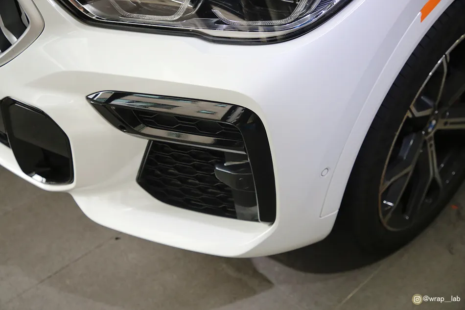 BMW X6 カーラッピング事例｜オールブラッククローム除去 施工写真 3-1