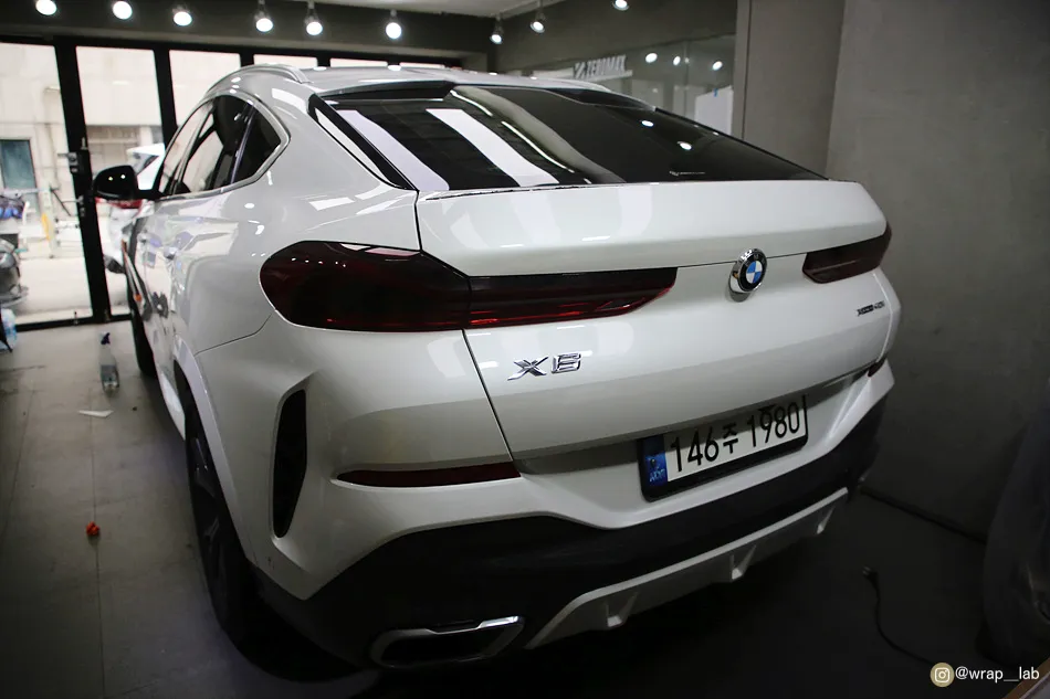 BMW X6 カーラッピング事例｜オールブラッククローム除去 施工写真 2-2